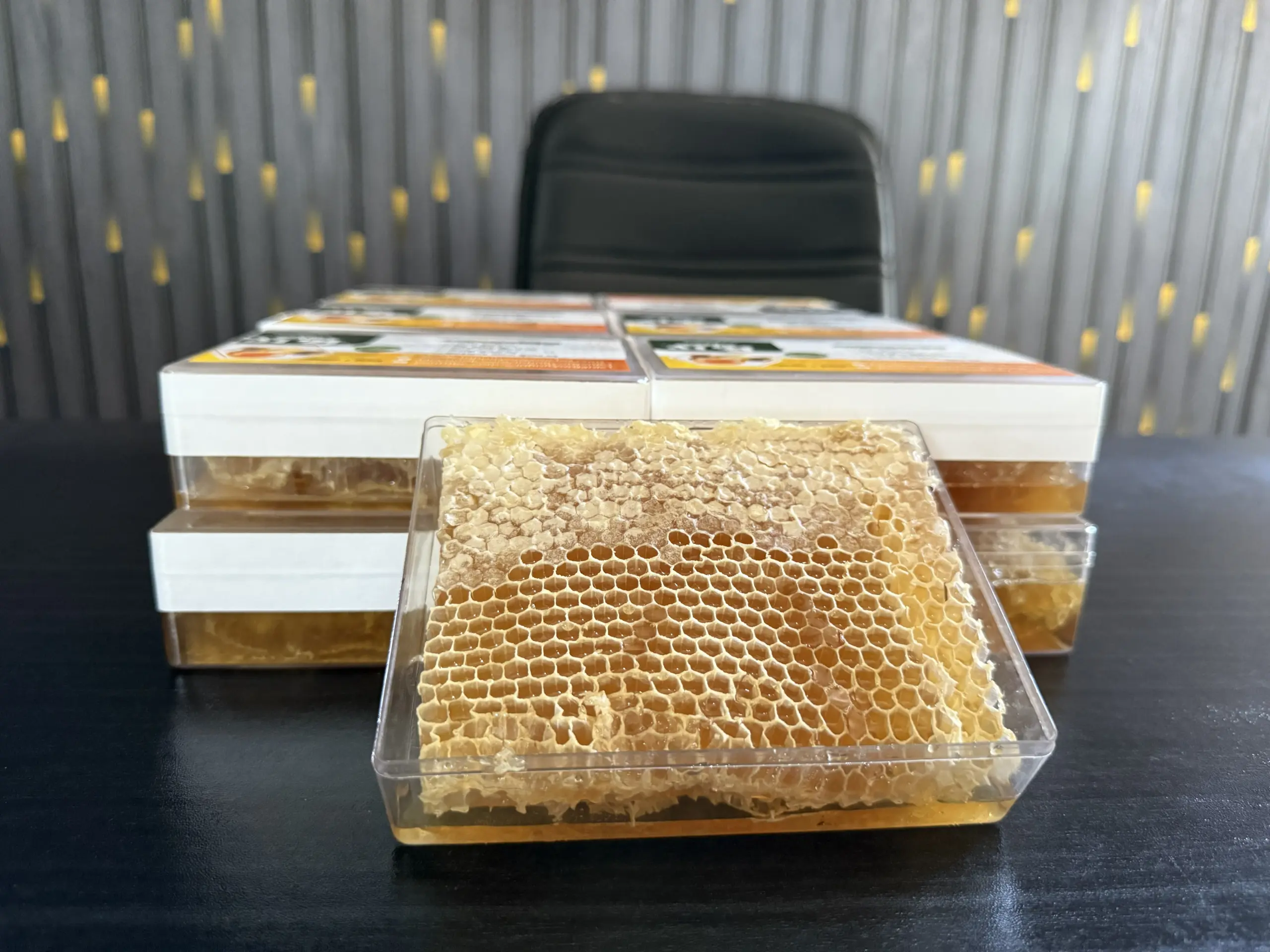 মিশ্র ফুলের চাকসহ মধু - Image 2